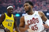 Cleveland, Ohio, USA; rozehrávač Cleveland Cavaliers Donovan Mitchell (45) běží po hřišti vedle útočníka Indiany Pacers Pascala Siakama (43) v první čtvrtině druhého zápasu druhého kola play-off NBA 2025 v Rocket Areně.