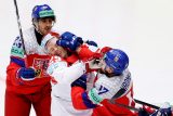 Dánský hokejista Mikkel Aagaard v šarvátce s Filipem Hronkem v zápase mistrovství světa