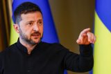 Ukrajinský prezident Volodymyr Zelenskyj hovoří k médiím na tiskové konferenci uprostřed ruského útoku na Ukrajinu v Kyjevě 13. května 2025