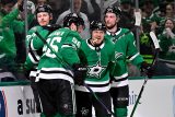 Mikael Granlund (uprostřed) zařídil hattrickem výhru nad Winnipegem