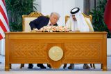 Americký prezident Donald Trump a katarský emír Tamím bin Hamad Ál Thání na podpisové ceremonii při Trumpově návštěvě Kataru