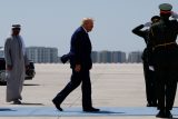 Donald Trump nastupuje na palubu prezidentského letounu Air Force One, který ho dopraví do Washingtonu po návštěvě tří státu Perského zálivu