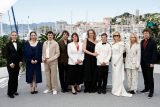 Režisérka Zuzana Kirchnerová a herci Jana Plodková, Aňa Geislerová, Juliana Brutovská Ol&#039;Hova, David Vodstrčil, Giandomenico Cupaiuolo a producent Jakub Viktorin pózují během fotografování filmu Karavana v soutěži v kategorii Un Certain Regard na 78. ročníku filmového festivalu v Cannes 22. května 2025