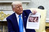 Americký prezident Donald Trump ukazuje snímky s pytli jihoafrickému prezidentu Cyrilu Ramaphosovi
