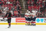 Hokejidé Floridy slaví gól proti Carolině v semifinále NHL