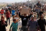 Dav Palestinců čeká na distribuci humanitární pomoci nedaleko Rafah