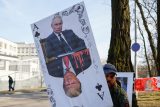 Protestující před americkou ambasádou v Ukrajině
