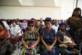 Guatemalské domorodé ženy přítomné při soudu bývalých vojáků za znásilňování