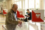 Voliči odevzdávají svůj hlas ve druhém kole polských prezidentských voleb