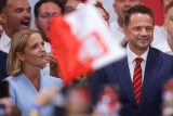 Kandidát na prezidenta za Občanskou koalici, varšavský starosta Rafal Trzaskowski a jeho manželka Malgorzata Trzaskowska sledují oznámení výsledků druhého kola prezidentských voleb ve Varšavě, Polsko, 1. června 2025