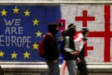 &quot;Jsme Evropa&quot;. Unijní a gruzínská vlajka v jedné z ulic v Tbilisi