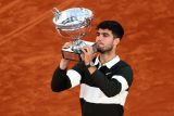 Carlos Alcaraz s trofejí pro vítěze Roland Garros
