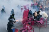 Příslušníci pořádkových sil použili slzný plyn nebo gumové projektily, někteří demonstranti na ně házeli kameny a další předměty nebo zapalovali auta