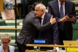 Palestinský vyslanec v OSN Rijad Mansour přijímá gratulace po schválení rezoluce vyžadující okamžité příměří v Pásmu Gazy