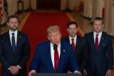 Donald Trump pronáší projev k národu společně s americkým viceprezidentem J. D. Vancem, americkým ministrem zahraničí Marcem Rubiem a americkým ministrem obrany Petem Hegsethem v Bílém domě