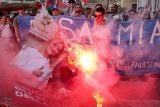 Průvod mířící z náměstí Piazza Sannazaro v italské metropoli Neapol ke generálnímu konzulátu USA
