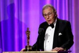 Skladatel Lalo Schifrin v roce 2018 přebírá cenu Oscar za celoživotní dílo