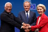 Předseda Evropské rady António Costa, polský premiér Donald Tusk a šéfka Evropské komise Ursula von der Leyenová