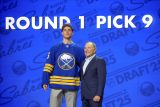 Radim Mrtka na podiu po zvolení Buffalem Sabres v prvním kole draftu NHL 2025