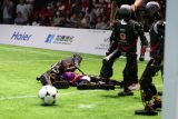 Humanoidní robotí fotbalisté v zápase mezi týmem Blaze z Pekingské univerzity informačních věd a technologií a týmem Tsinghua Hephaestus z univerzity Tsinghua během prvního domácího zápasu robotického fotbalu 3v3 s umělou inteligencí