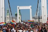 Téměř 200 000 lidí se sešlo na pochodu hrdosti v Budapešti, který se koná navzdory zákazu policie