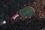 Desetitisíce studentů a příznivců opozice vyrazily do bělehradských ulic protestovat proti vládě. Srbové požadují vyhlášení předčasných voleb