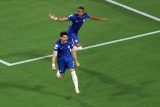 Pedro Neto (dole) a Christopher Nkunku z Chelsea slaví vítězný gól v osmifinále mistrovství světa klubů proti Benfice