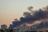 Kouř z okrajových částí města po ruském útoku na Kyjev drony a raketami Kyjev, Ukrajina, 4. července 2025