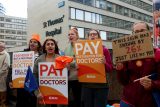 Zdravotníci protestují na stávkové hlídce, zatímco mladí a zkušení lékaři v Anglii se poprvé účastní společné stávky před nemocnicí St Thomas&#039;s Hospital v Londýně, Velká Británie, 20. září 2023