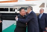 Severokorejský vůdce Kim Čong-un zdraví ruského ministra zahraničí Sergeje Lavrova při setkání v severokorejském Wonsanu