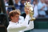 Jannik Sinner s pohárem pro vítěze Wimbledonu