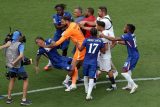 Trenér PSG Luis Enrique ve strkanici s hráči anglické Chelsea
