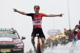 Vítězné gesto Thymena Arensmana v cíli 14. etapy Tour de France