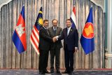 Kambodžský premiér Hun Manet (vlevo), malajský premiér Anwar Ibrahim (uprostřed) a thajský úřadující premiér Phumtham Wechayachai (vpravo)