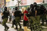 Třídenní střety mezi policií a znesvářenými tábory odpůrců a stoupenců autokratického prezidenta Aleksandara Vučiče si vyžádaly desítky zraněných