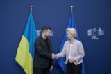 Předsedkyně Evropské komise Ursula von der Leyen si podává ruku s ukrajinským prezidentem Volodymyrem Zelenským v Bruselu
