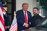 Americký prezident Donald Trump vítá prezidenta Ukrajiny Volodymyra Zelenského před Bílým domem