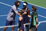 Semifinalistka posledních dvou ročníků US Open ve dvouhře Muchová a Rubljov vyhráli duel proti pětačtyřicetileté legendě Williamsové a Opelkovi za 59 minut