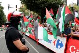 Organizátoři rozhodli o neutralizaci etapy kvůli bezpečnosti jezdců poté, co cílový prostor v baskické metropoli zaplnily stovky demonstrantů s palestinskými vlajkami
