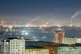 Pára stoupající z komínů ropné rafinerie v ruském Omsku, vlastněné společností Gazprom Něft
