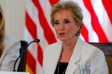 Americká ministryně školství Linda McMahonová, vlevo od ní první dáma Melania Trumpová