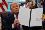 Prezident Donald Trump ukazuje podepsaný příkaz k přejmenování Ministerstva obrany na „Ministerstvo války“ v Oválné pracovně Bílého domu ve Washingtonu