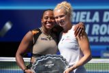 Kateřina Sinaková a Taylor Townsendová s trofejí pro poraženého finalistu US Open