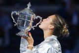 Aryna Sabalenková s trofejí pro vítězku US Open