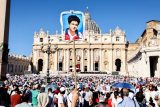Papež Lev XIV. při kanonizační mši ve Vatikánu prohlásil za svatého Carla Acutise. Ten se stal nadšeným amatérským programátorem. Vytvořil web, kde zdokumentoval eucharistické zázraky. Zemřel v roce 2006 v 15 letech na leukémii
