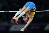 Armand Duplantis znovu překonal světový rekord. Na mistrovství světa v Tokiu skočil 630 centimetrů