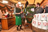 V pravé poledne zahájil Oktoberfest primátor Mnichova Dieter Reiter, a to tradičním způsobem – narazil první sud piva za použití dřevěné palice.
