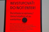 Cedule upozorňující na demontáž výstavy