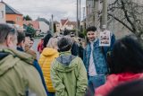 Kronikář a průvodce ostravskou historií Petr Lexa Přendík na jedné ze svých komentovaných vycházek Antošovicemi