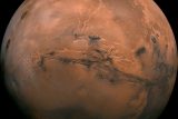 Mozaika 102 snímků planety Mars. Pohled je podobný tomu, který by člověk viděl z kosmické lodi